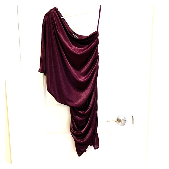 Le Chateau one shoulder ruched dress - Picture 2 of 5